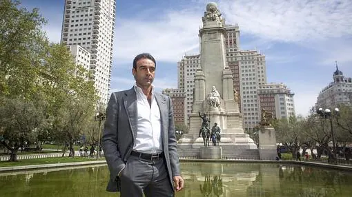 Enrique Ponce, con el monumento al Quijote de fondo