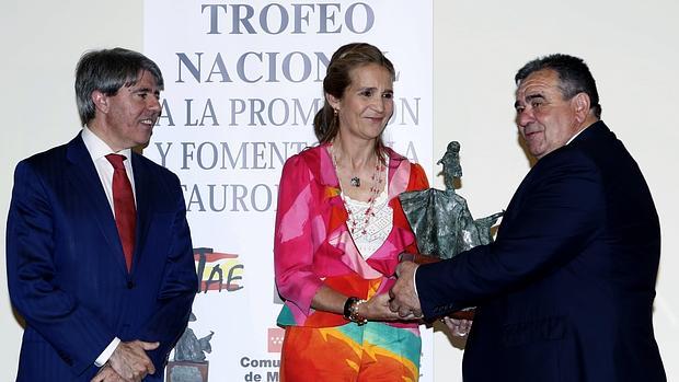 La Infanta Elena recibe el galardón de manos de Jorge Fajardo y en presencia de Ángel Garrido