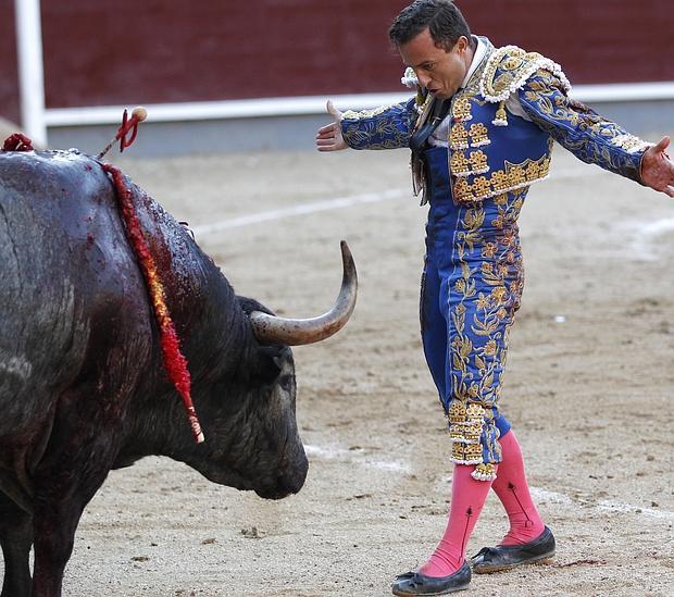 Rafaelillo, heroico, aguarda la muerte del peligroso cuarto toro