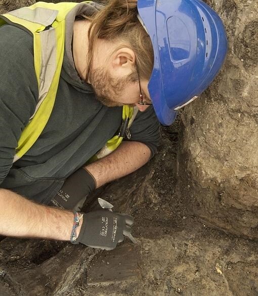Un arqueólogo excava en el lugar en el que ha sido encontrada la tabilla