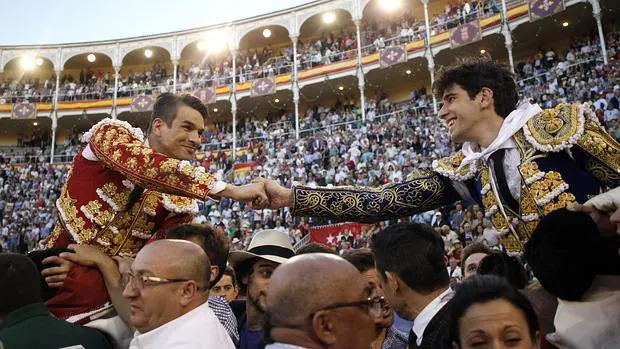 Manzanares y López Simón se estrechan la mano en su salida a hombros de Las Ventas