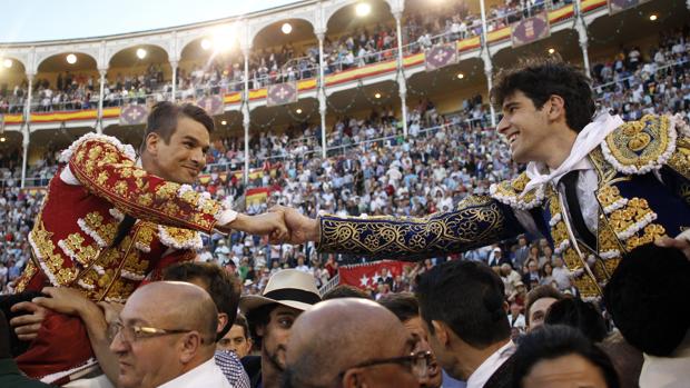 José María Manzanares y Alberto López Simó se estrechan la mano al compartir salida a hombros en la Beneficencia
