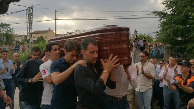 El féretro de Víctor Barrio portado por su cuadrilla, amigos y familiares a su llegada al polideportivo de Sepúlveda