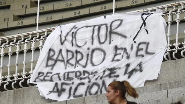 Pancarta en recuerdo de Víctor Barrio