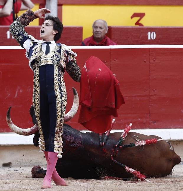 Andrés Roca Rey, en gesto de victoria tras matar al tercer tor