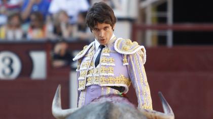 Castella, primer torero que se encierra con seis adolfos