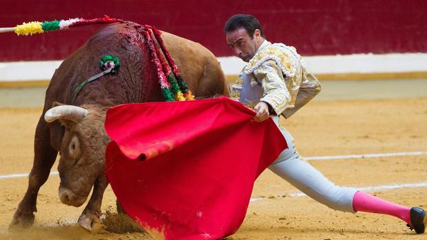Enrique Ponce se doblacon el toro en la poncina