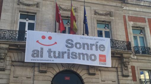 Pancarta en la Puerta del sol en el día mundial del turismo