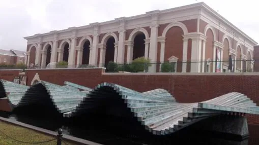 Fachada del Meadows Museum con una escultura cinética de Calatrava en primer plano