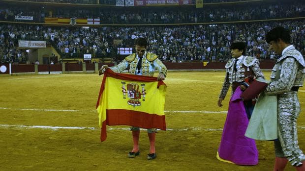 Juan José Padilla da la vuelta al ruedo con la bandera de España en el broche de feria, que colgó el No hay billetes