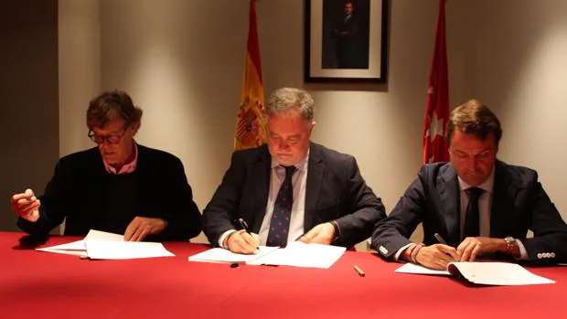 Simón Casas, Manuel Ángel Fernández y Rafael Garrido firman el contrato de explotación de Las Ventas