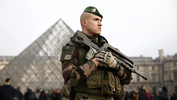 Un soldado galo permanece en guardia ante el museo del Louvre el pasado 30 de diciembre