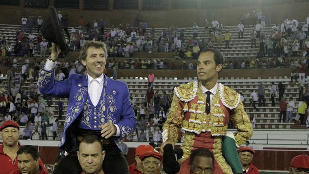 Hermoso de Mendoza y Bolívar se marchan a hombros del coso colombiano