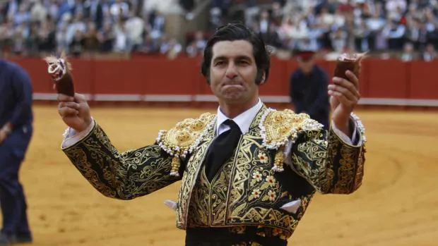 Morante pasea las dos orejas que cortó a su último toro de la Feria de Abril tras una maravillosa obra de arte