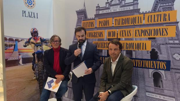 Simón Casas, Joserra Lozano y Rafael Garrido, en el stand de Fitur en Las Ventas