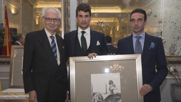 Andrés Amorós, José María Manzanares y Enrique Ponce, durante la entrega de premios en el Club Allard de Madrid