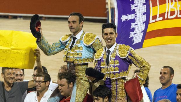 Enrique Ponce y Talavante, dos de los tres aspirantes al premio al triunfador, el pasado año a hombros en Palma de Mallorca