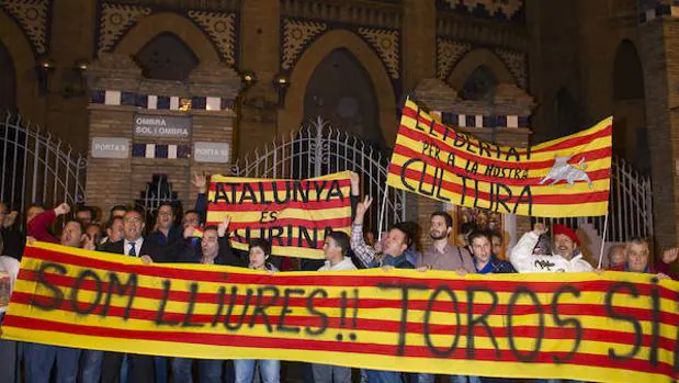 Taurinos se manifiestan en la Plaza Monumental de Barcelona tras la sentencia del Constitucional que tumbó la prohibicón de las corridas de toros