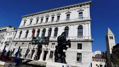 Una escultura de Damien Hirst, en el exterior del Palacio Grassi en Venecia