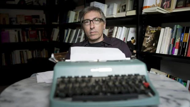 David Trueba, fotografiado delante de una máquina de escribir Olivetti, en una librería de Madrid