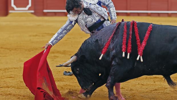 Los toros flojos apagan las campanadas de gloria en Sevilla