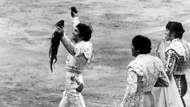 Sebastián Palomo Linares pasea el rabo que cortó en Las Ventas en 1972