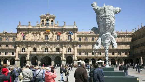 Un gran elefante bocabajo, obra de Barceló, en la Plaza Mayor