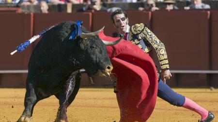 Juan José Padilla se dobla con el toro