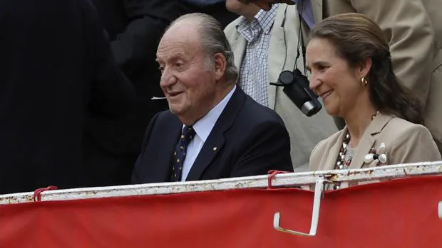 El Rey Juan Carlos y su hija la infanta Elena asisten al quinto festejo de la Feria de San Isidro la Plaza de las Ventas en Madrid