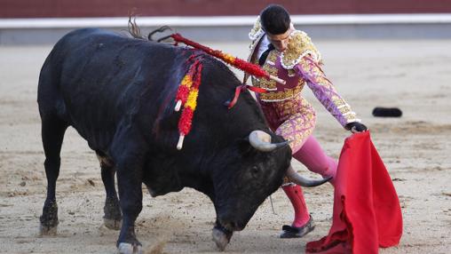 Alejandro Talavangte se dobla con el toro
