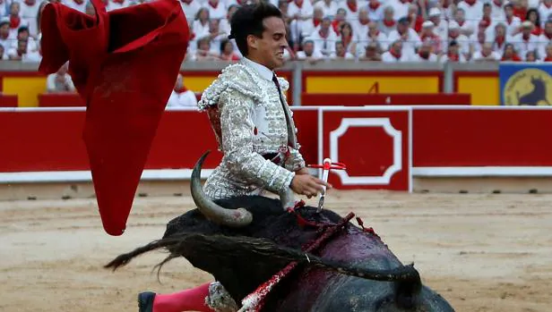 Gonzalo Caballero resultó herido al entrar a matar al tercer toro