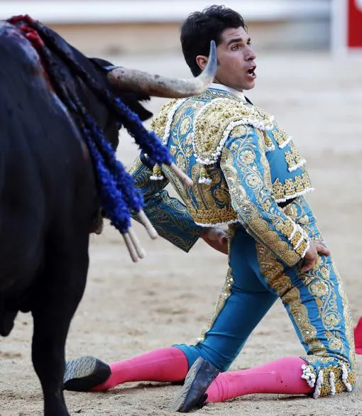 Desplante de Cayetano con las dos rodillas en tierra en su debut en Pamplona