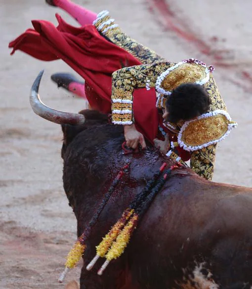 López Simón sufrió un volteretón al enterrar la estocada al segundo toro