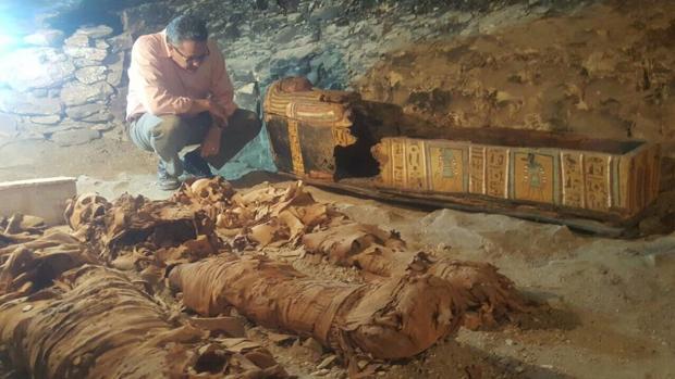 Jaled el Anany, ministro de Antigüedades egipcio, ante las tumbas recién descubiertas