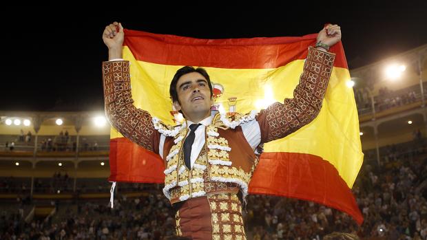 Miguel Ángel Perera se marcha a hombros del coso venteño con la bandera españa