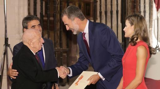 Victorino, acompañado de su hijo, recibió el pasado 13 de septiembre de manos del Rey el Premio Nacional de Tauromaquia