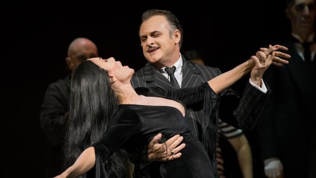 Carmen Conesa y Xavi Mira, en una escena del musical