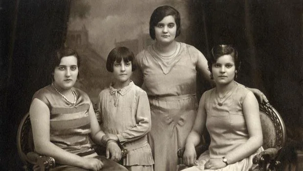 La pequeña Pilar, junto a sus tres hermanas