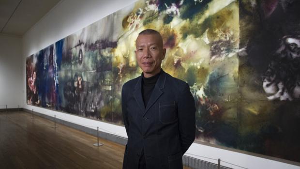 Cai Guo-Qiang, en el Prado junto a su monumental obra «El espíritu de la pintura», de 18 por 3 metros