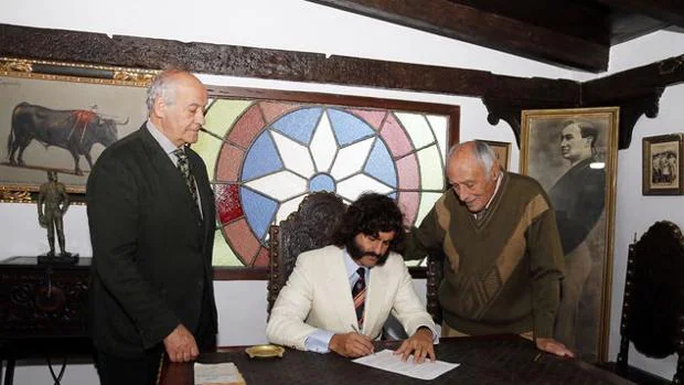Morante firma el contrato de San Miguel en presencia de Ramón Valencia y Manolo Lozano