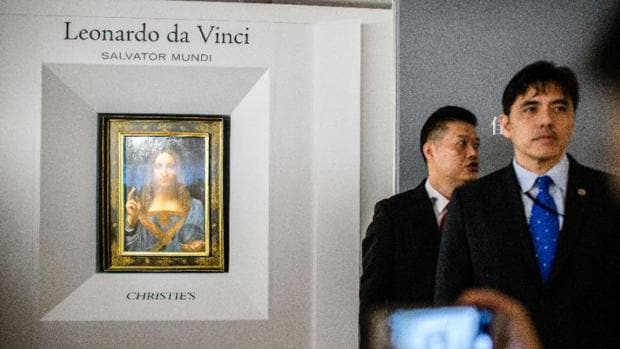 El espía custodiando el «Salvator Mundi» durante su exposición en Hong Kong