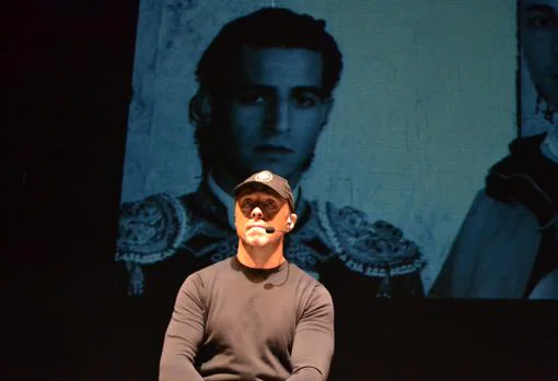 Néstor García, con la imagen de Iván Fandiño de fondo, en el Teatro Bellas Artes