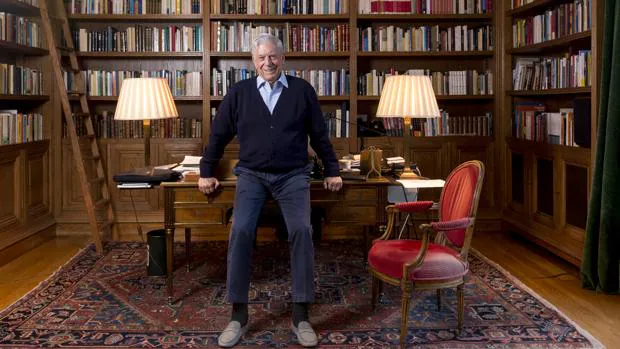 Mario Vargas Llosa, fotografiado en la biblioteca de su domicilio madrileño, poco después de la entrevista