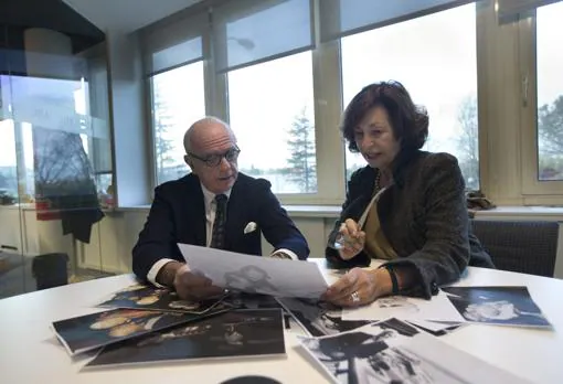 Benatar y Sanz Briz, en la redacción del diario ABC en 2013