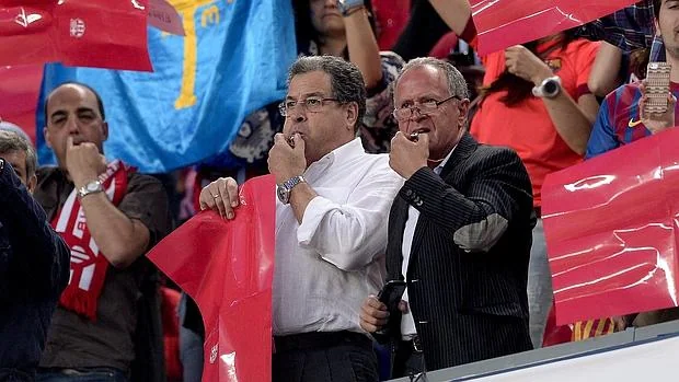 Dos aficionados pitan en la final de Copa en el Camp Nou