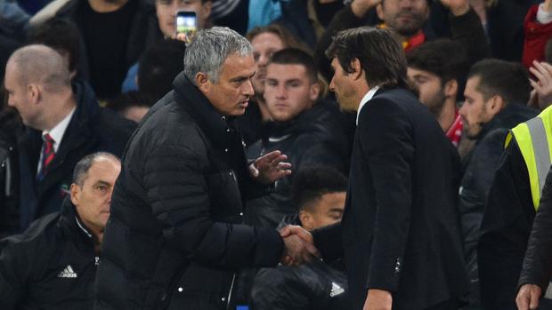 José Mourinho y Antonio Conte se dan la mano en un encuentro