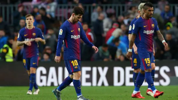 Los jugadores del Barcelona, al término del empate ante el Getafe