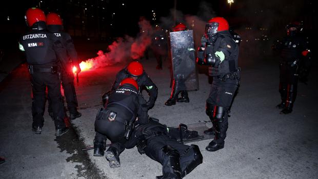Disturbios en el Ath. Bilbao-Spartak de Moscú Policia-vasca-U10107873705NiF--620x349@abc-Home