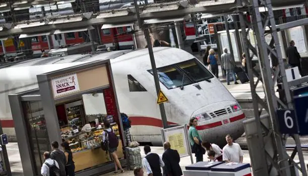 Un tren Intercity-Express (ICE) permanece estacionado en la estación de trenes de Fráncfort (Alemania)