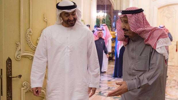 El Rey de Arabia Saudí, Salman bin Abdulaziz Al Saud, a la derecha, con el Príncipe Sheikh Mohammed bin Zayed al-Nahyan